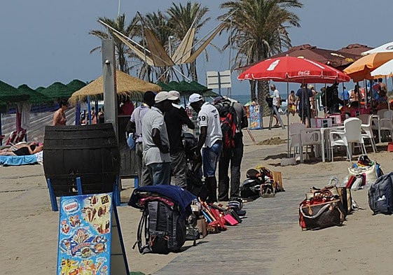 Straßenhändler am Strand von Marbella.