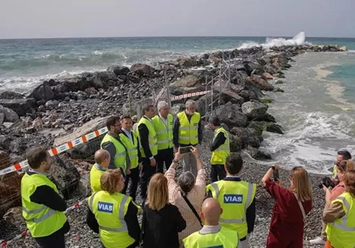 Der Abgeordnete der spanischen Zentralregierung für Andalusien Pedro Fernández am Wellenbrecher.
