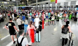 Lange Schlangen an den Check-In-Schaltern am Flughafen Málaga im Juli letzten Jahres.