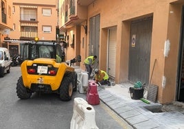 Städtische Arbeiten in einer Straße in Mijas.