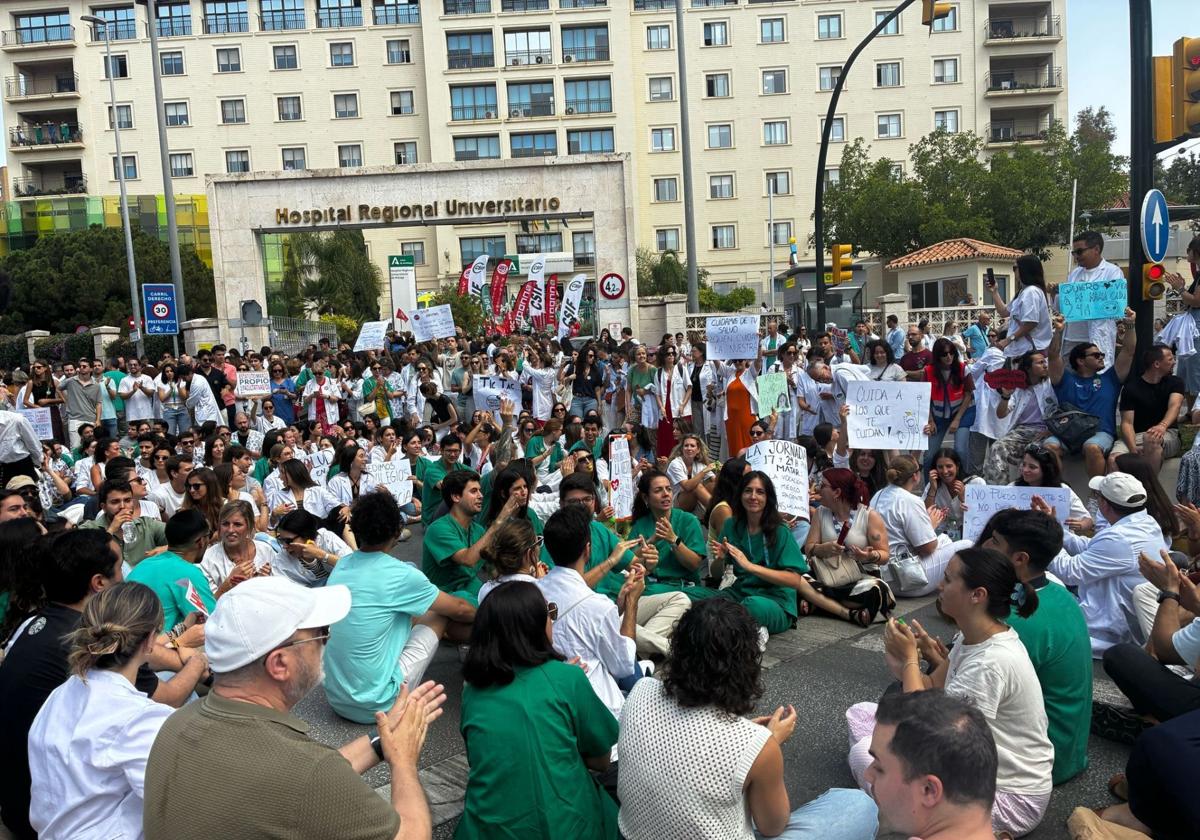 Demonstration: Mehr als tausend Ärzte legen den Verkehr auf der Avenida Carlos Haya in Málaga lahm