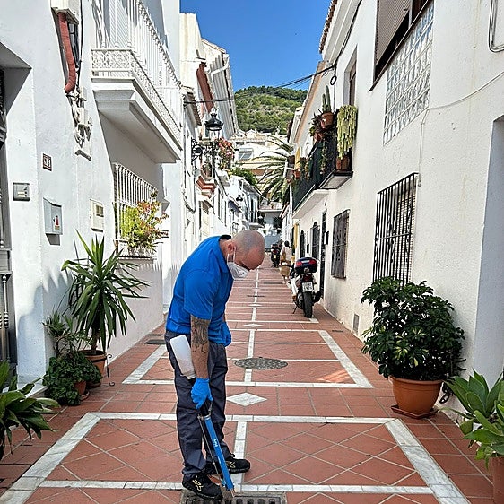 Kampagne gegen Mückenlarven in den Dachrinnen der Gemeinde.