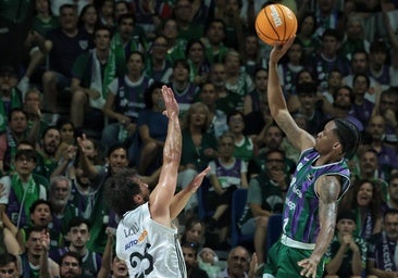 Carter überragt Llull, um auf den Korb zu schießen.