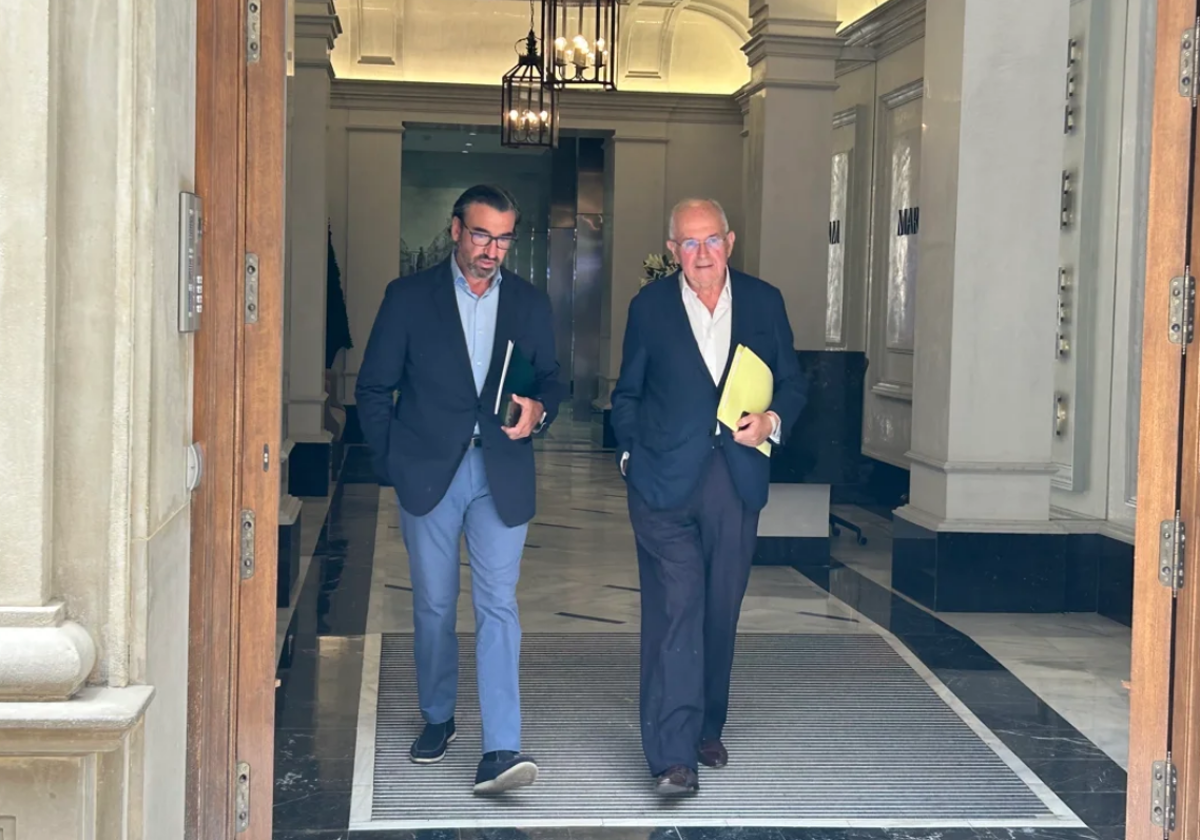 Javier García Macías und José Carlos Aguilera, Anwälte von BlueBay, nach dem Treffen der NAS Spain 2024.