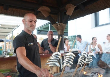 Ángel Ruiz vom Chiringuito Marina Playa bereitet die Sieger-Espetos zu.