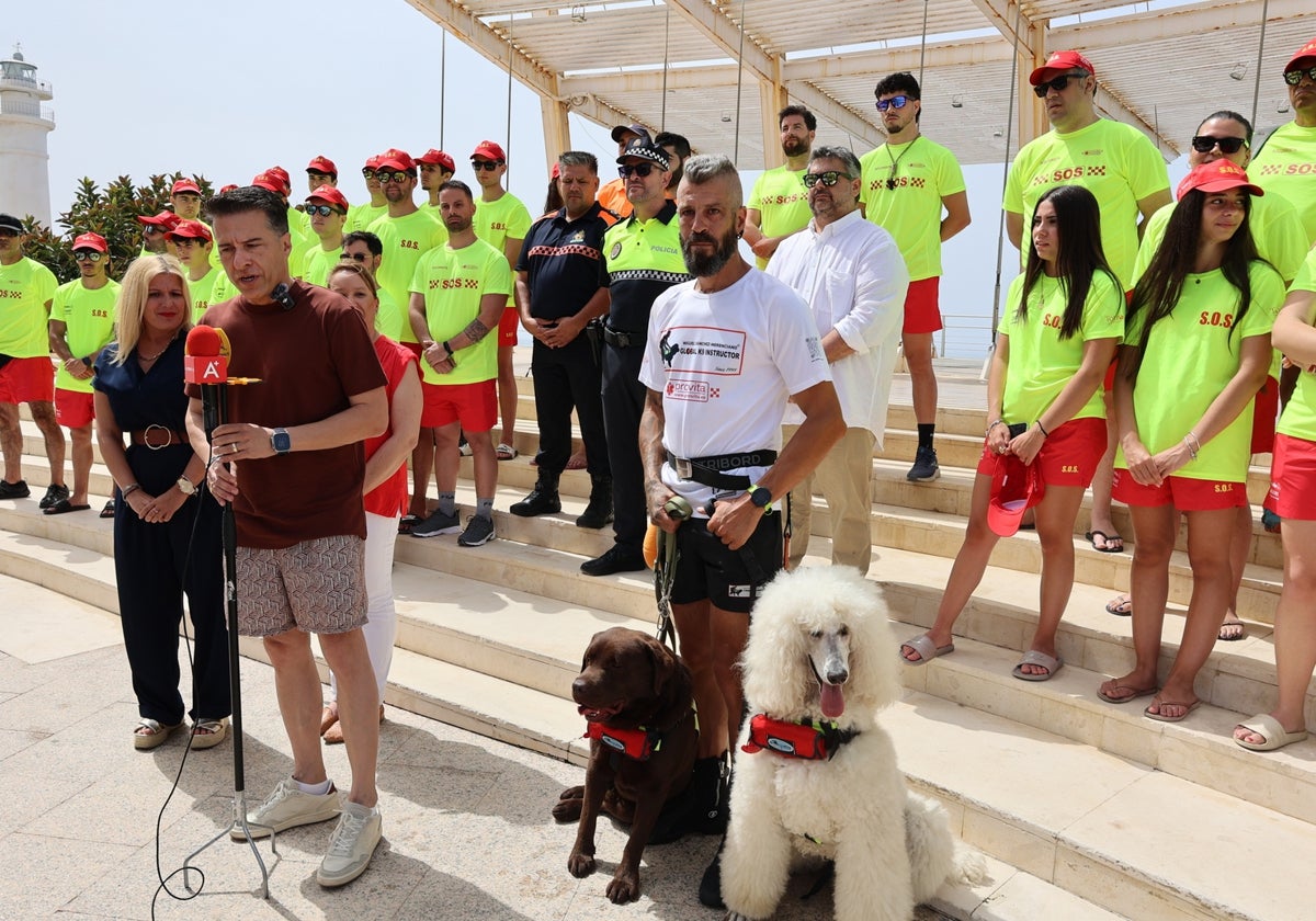 Hundetrainer Miguel Sánchez-Merenciano neben Bürgermeister öscar Medina bei der Präsentation der Sommerkampagne.