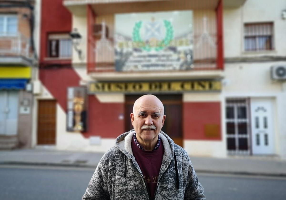 Carlos Jiménez posiert vor den Toren des Museums, das der technischen Entwicklung des Films gewidmet ist.
