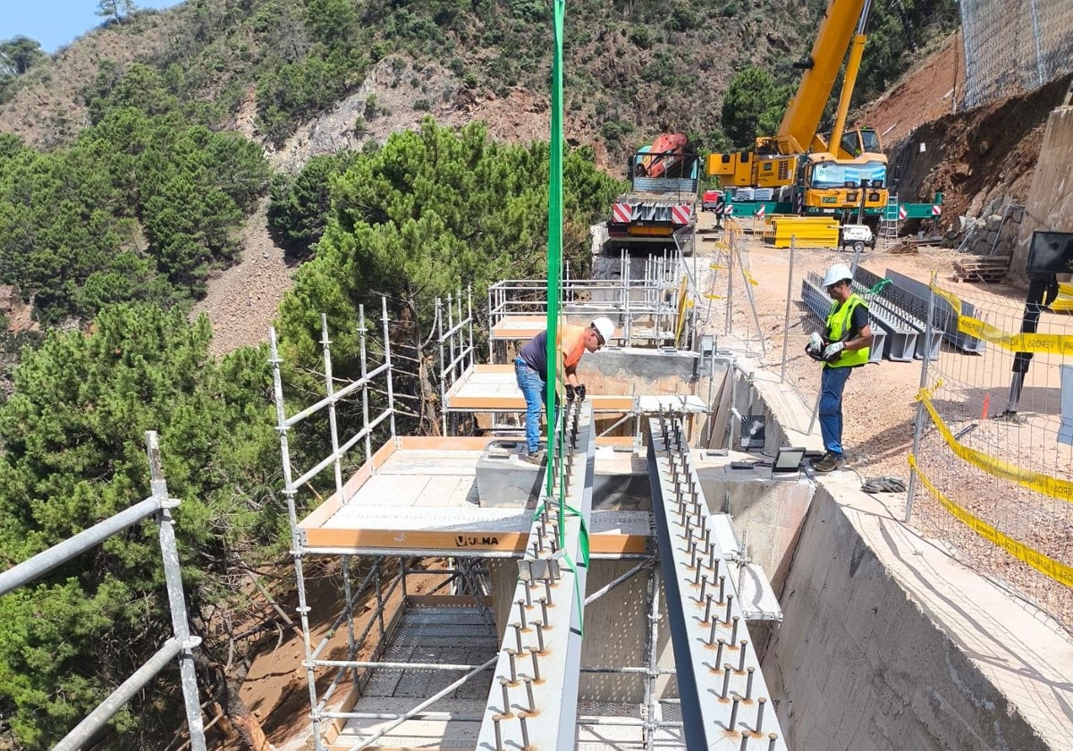 Arbeiten zum Einbau der Träger der zerstörten Brücke auf der A-397.