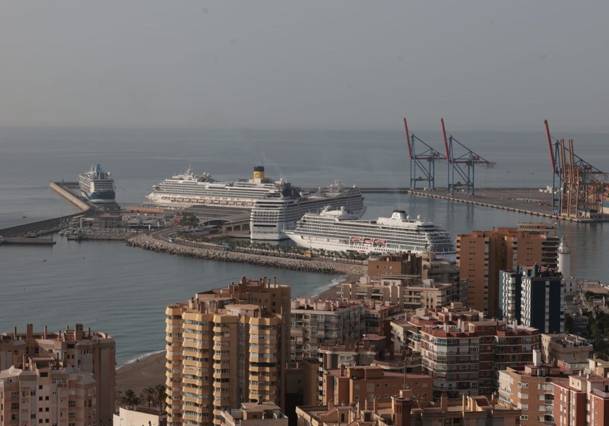Gleich mehrere Kreuzfahrtschiffe liegen im Hafen von Málaga vor Anker - keine Seltenheit.