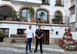 Bürgermeister Vicente Campos und der Polizist Diego Blancat vor dem Rathaus von Canillas de Aceituno.