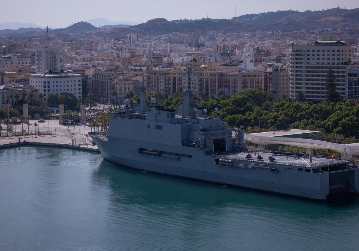 Das spanische Kriegsschiff Galicia im Hafen von Málaga.