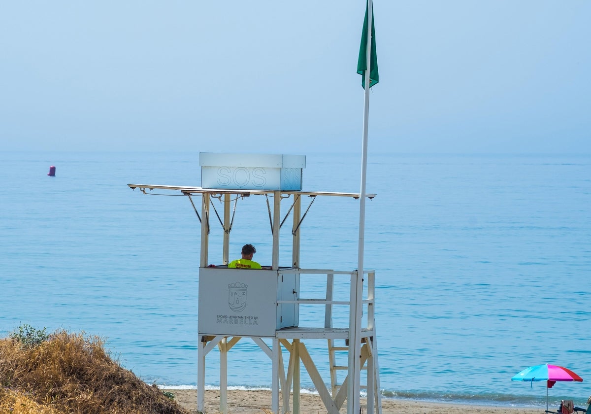 Rettungsschwimmer und Wachturm am Strand von Marbella.