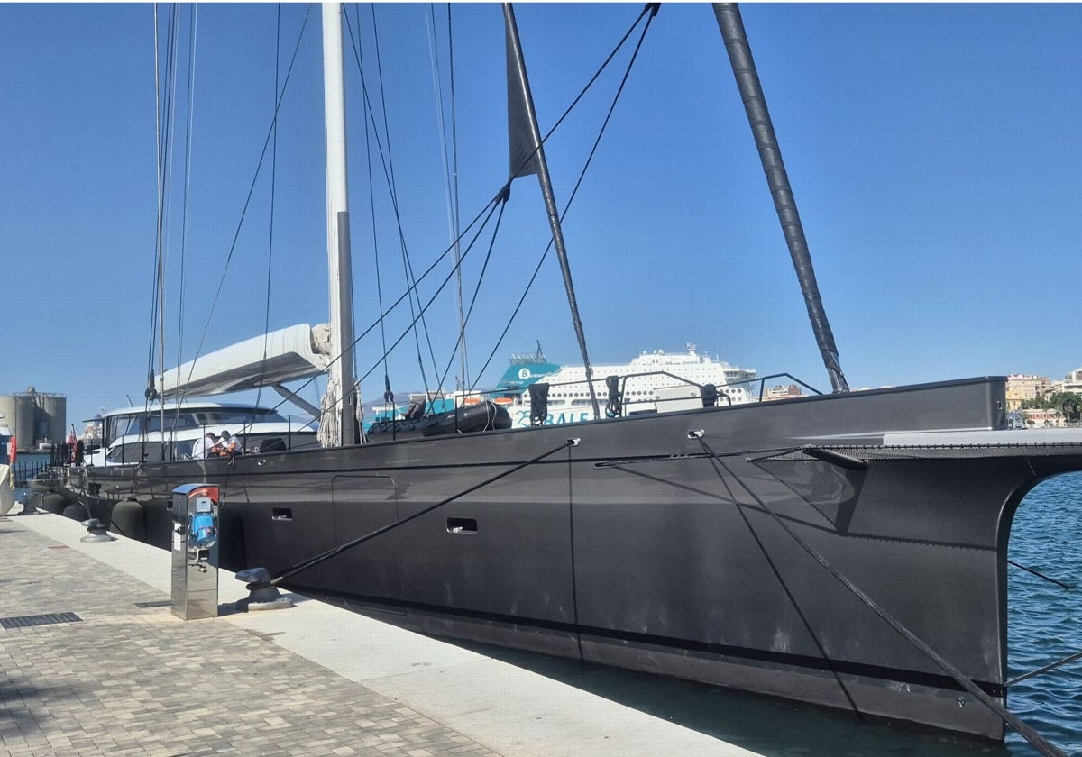 Die große Segelyacht Ravenger, im Megayachthafen des Hafens von Málaga.