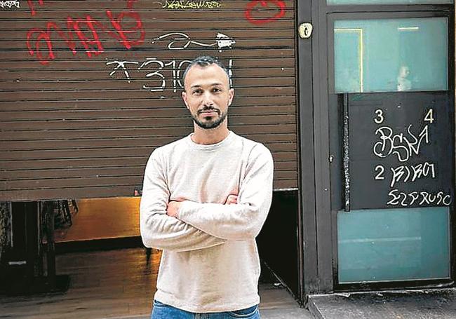 Abdo posiert vor seiner Bar in der Altstadt von Pamplona.