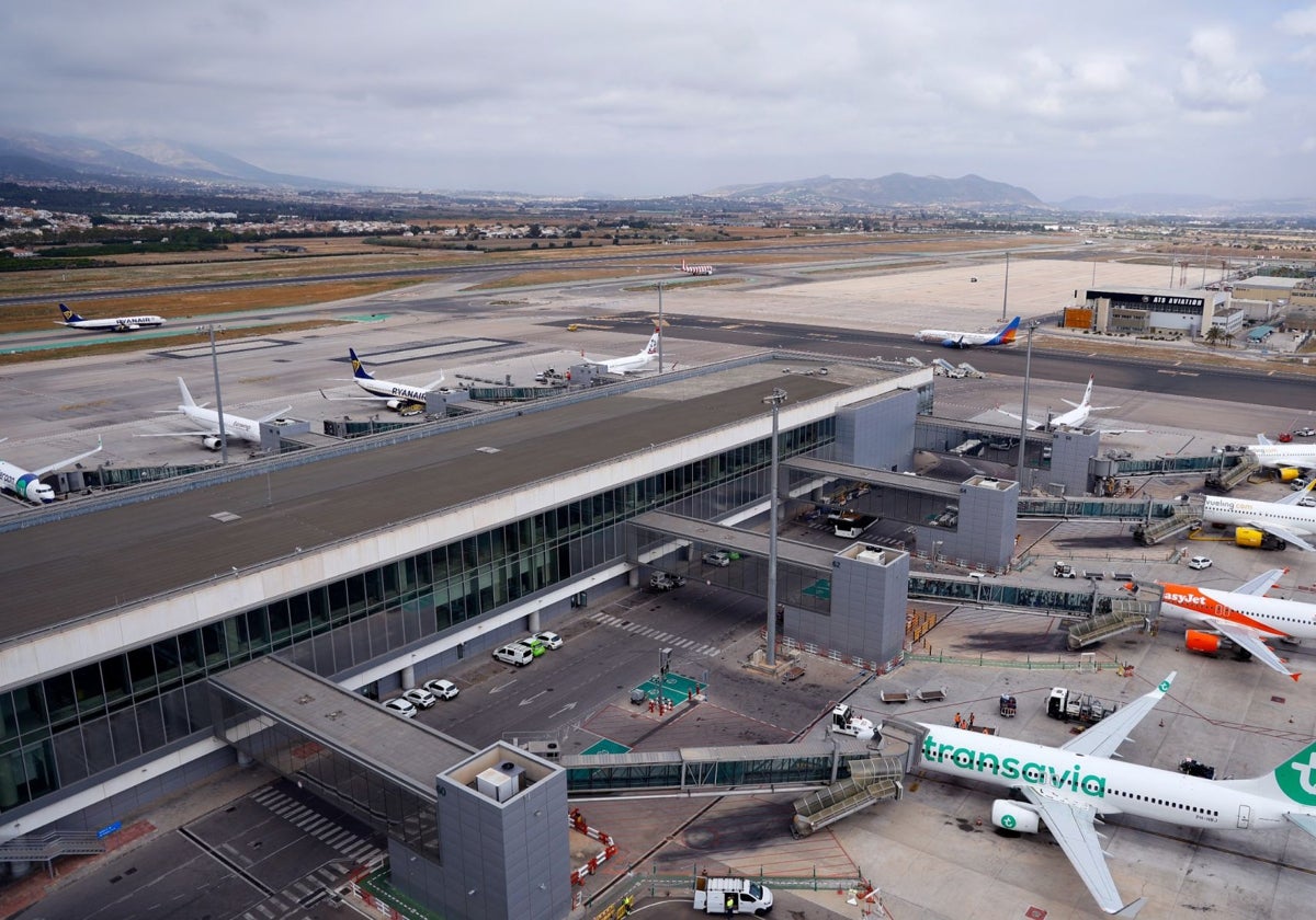 Auf dem Flughafen Malaga geparkte Flugzeuge, vom Kontrollturm aus gesehen.