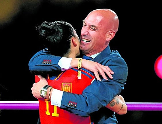 Der Kuss von Rubielas, der die Fußball-Welt erschütterte.