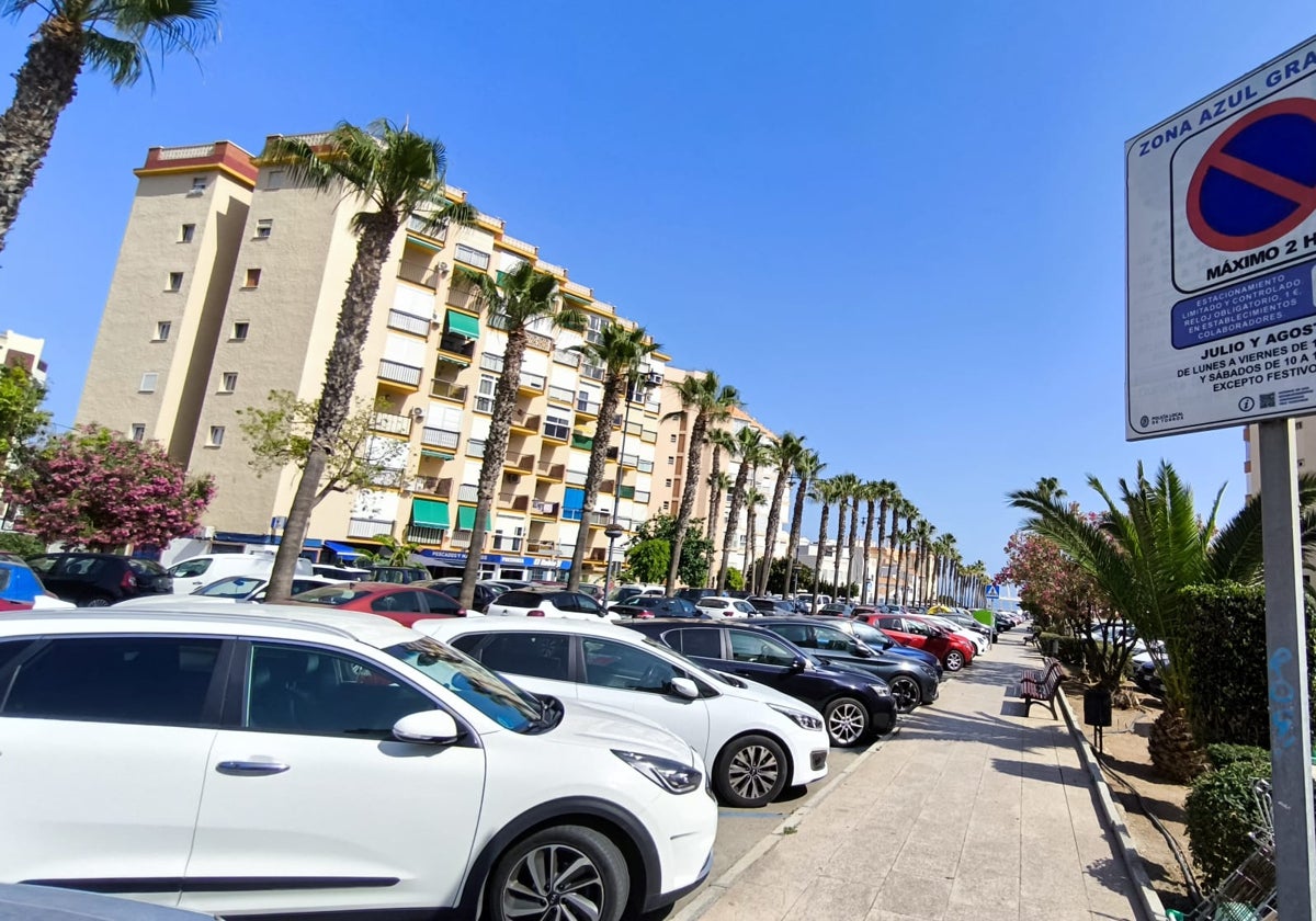 Blaue Zone in der Avenida del Faro in Torrox Costa.