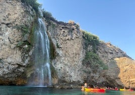 Kanus neben dem Wasserfall Cascada Grande de Maro.