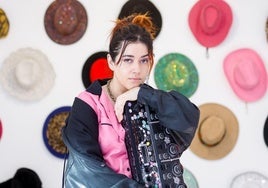 Julia Martín mit ihrem Loop und ihren Hüten.