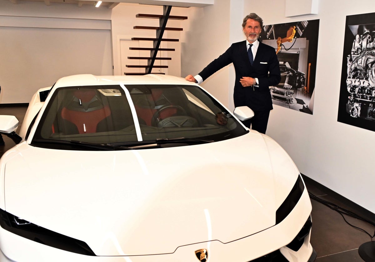 Stephan Winkelmann, Präsident und CEO des Unternehmens, neben einem der Exemplare.