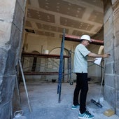 Im Zuge der Arbeiten kam auch der rosafarbene Ton der Fassadensäulen wieder zum Vorschein.