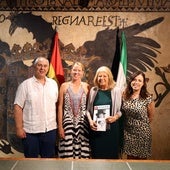 Die Bürgermeisterin von Marbella, Ángeles Muñoz, hat die Künstlerin Laura Chaplin im Rathaus empfangen.