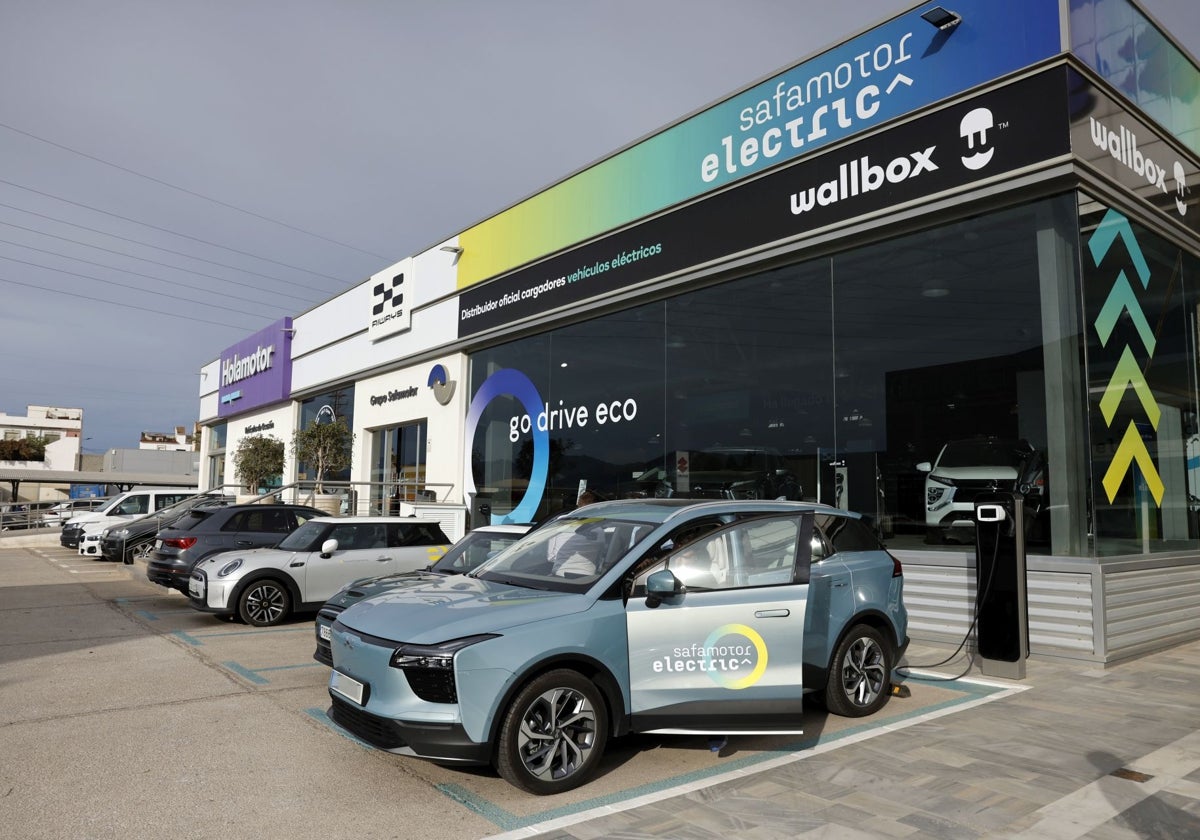 Neue Elektroautos zum Verkauf in einem Autohaus in Málaga.