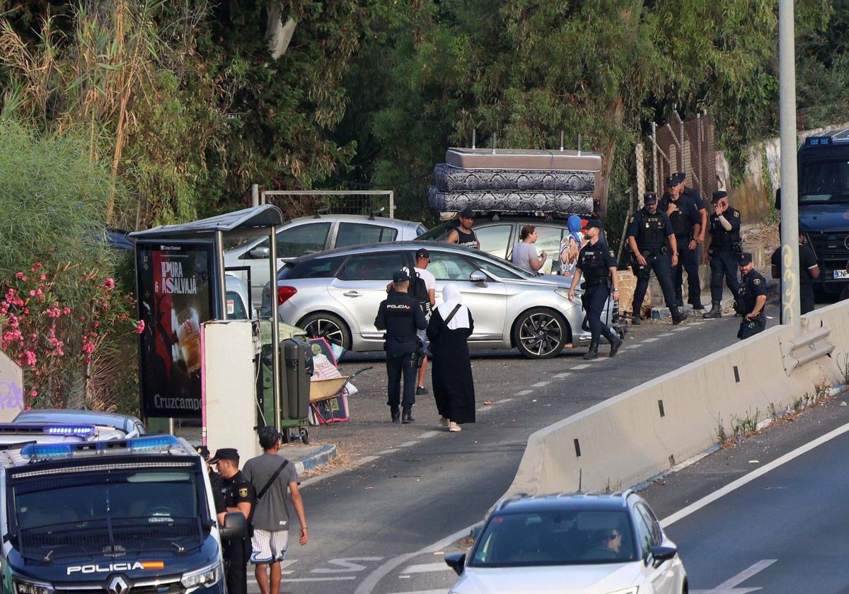 Großes Polizeiaufgebot in Marbella zur Vertreibung von Hausbesetzern von einem für ein Luxushotel vorgesehenen Gelände
