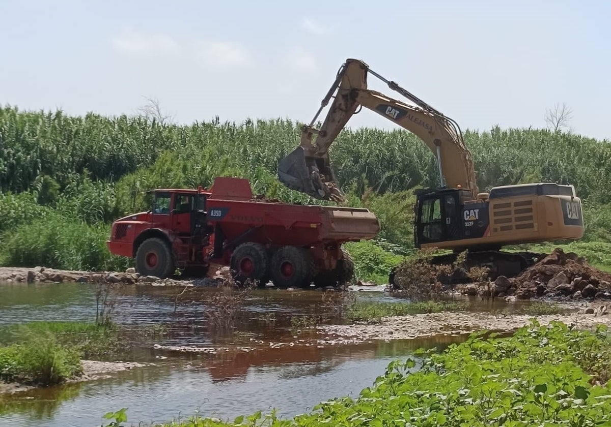 Die Arbeiten zum Abbau der künstlichen Furt über den Guadalhorce.