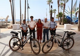 Die Bürgermeisterin von Mijas stellte gemeinsam mit dem Stadtrat für die lokale Polizei und dem Polizeichef die Radfahreinheit vor.