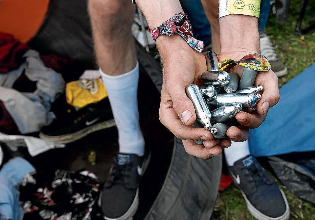 Auf einem Musikfestival weggeworfene Distickstoffoxid- oder auch Lachgaskapseln.