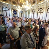 Schweigeminute zu Beginn der Gedenkfeier für José María Martín Carpena am Dienstag im Salón de los Espejos des Rathauses.