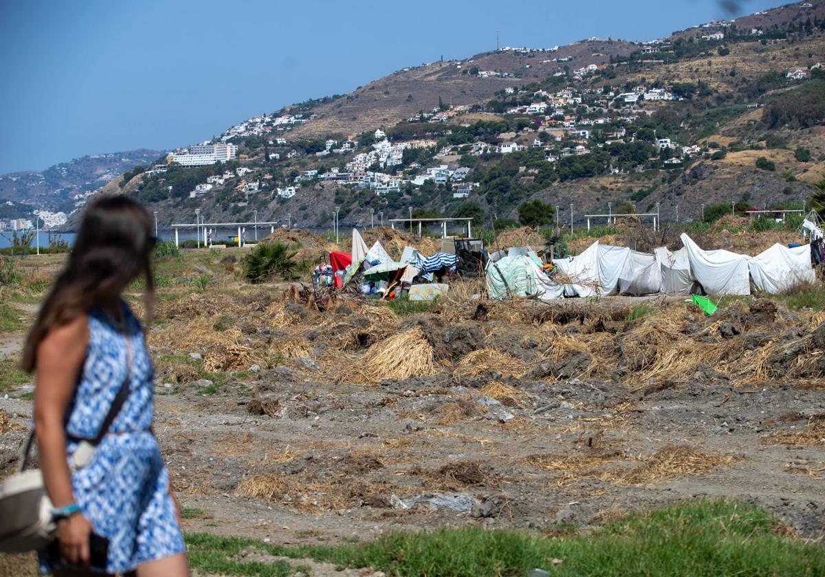 Die Unterkunft aus Holzpaletten und Plastikplanen, in der das Paar wohnt.