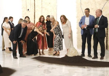 Kultusministerin Del Pozo (2.v.l) beim Besuch der temporären Ausstellung im bislang fertiggestellten Teil des Museums von Antequera.