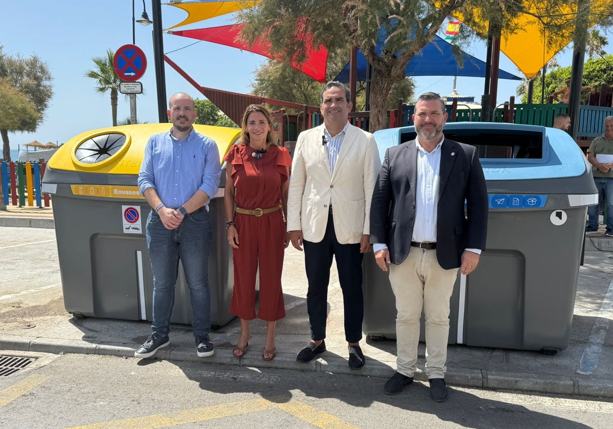 Die Bürgermeisterin von Mijas und der Stadtrat für Straßenreinigung zusammen mit dem Präsidenten des Kommunalverbands mit den neuen Containern.