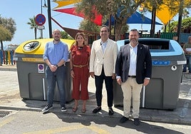 Die Bürgermeisterin von Mijas und der Stadtrat für Straßenreinigung zusammen mit dem Präsidenten des Kommunalverbands mit den neuen Containern.