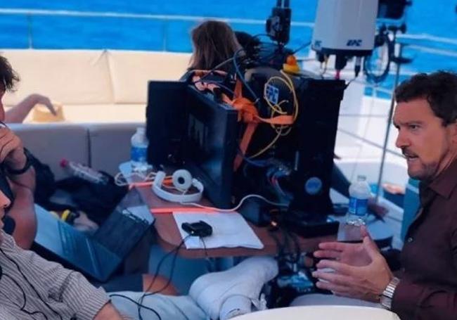 Antonio Banderas mit Regisseur Jesse V. Johnson am Set von „Above and Bellow«.