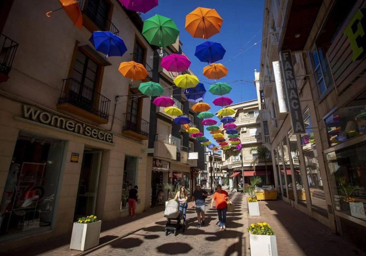 Eine Geschäftsstraße in Motril.