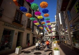 Eine Geschäftsstraße in Motril.