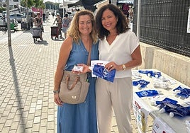 An einem Stand auf den Märkten werden Beutel und Behälter mit Wasser verteilt.