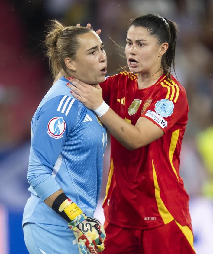 Imagen secundaria 2 - Aitana Bonmati jubelt nach ihrem Tor; das spanische Teram nach dem Sieg; Spaniens Maria Mendez umarmt Torfrau Catalina Coll nach einer Glanzparade