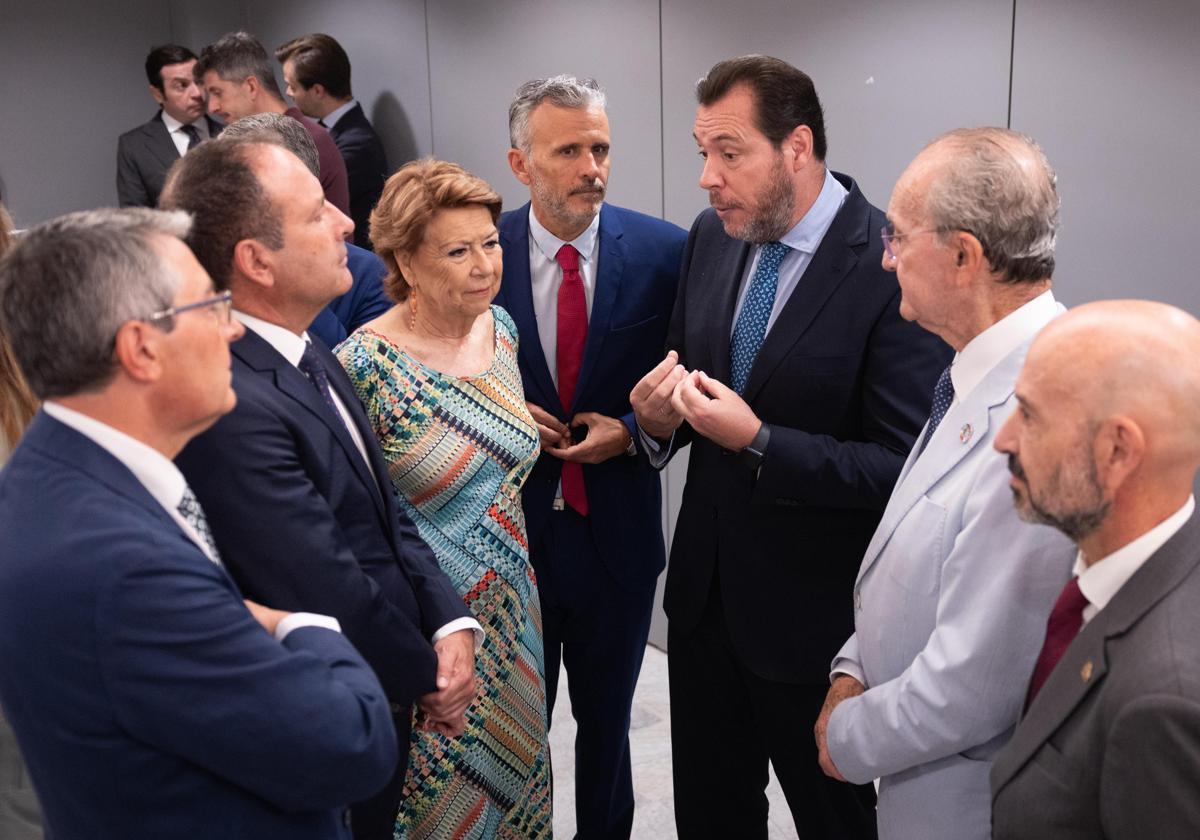 Verkehrsminister Óscar Puente mit der früheren andalusischen Verkehrsministerin Magdalena Álvarez.