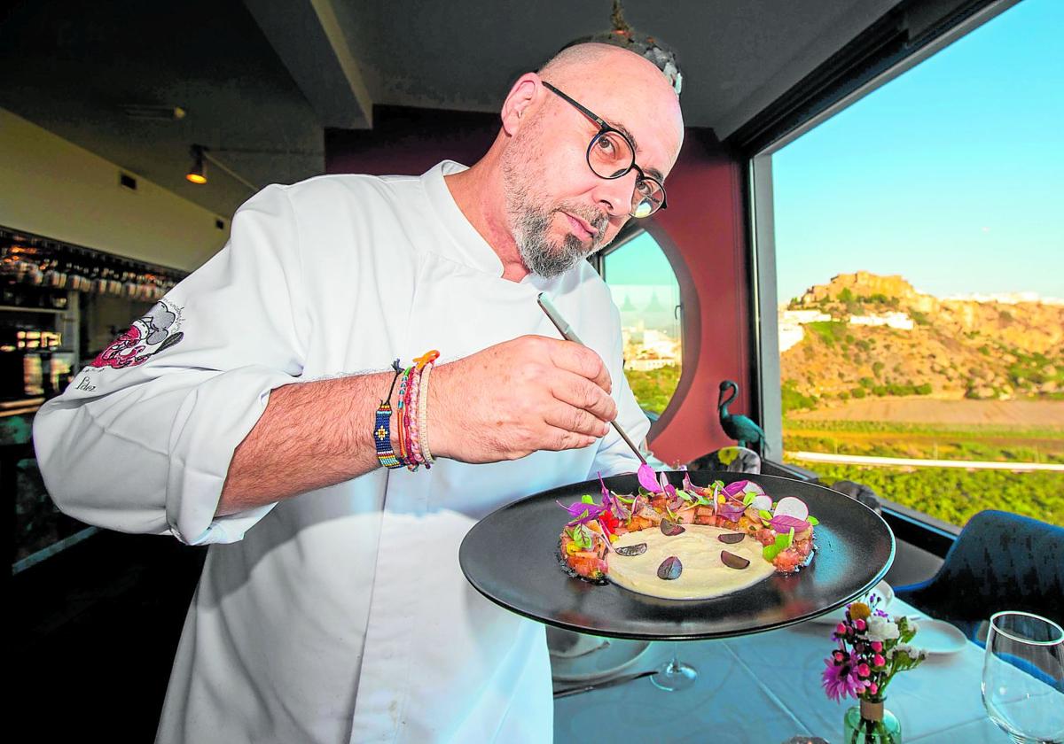 Javier Fernández, Chefkoch des Restaurants Hotel Miba, präsentiert Verführung pur: geräucherte Sardine auf Tomatentartar und Ziegenkäse-Ajoblanco aus Málaga.