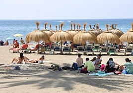 Touristen beim Sonnenbaden an den Stränden von Marbella.