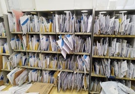 Die Briefe und Benachrichtigungen stapeln sich bei der Post in Alhaurín de la Torre.