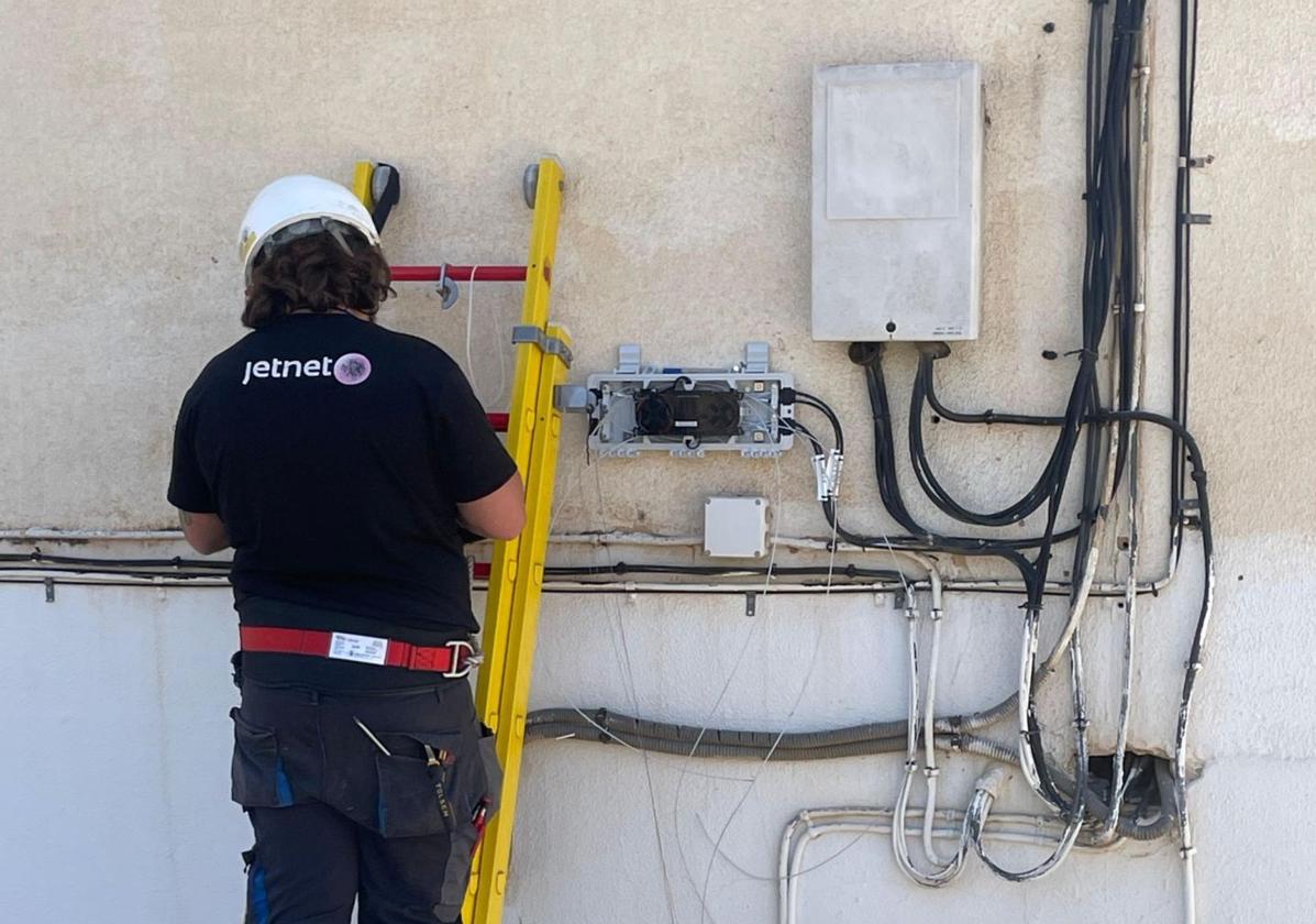 Ein Mitarbeiter des Unternehmen JetNet bei der Installation der Glasfaserkabel.