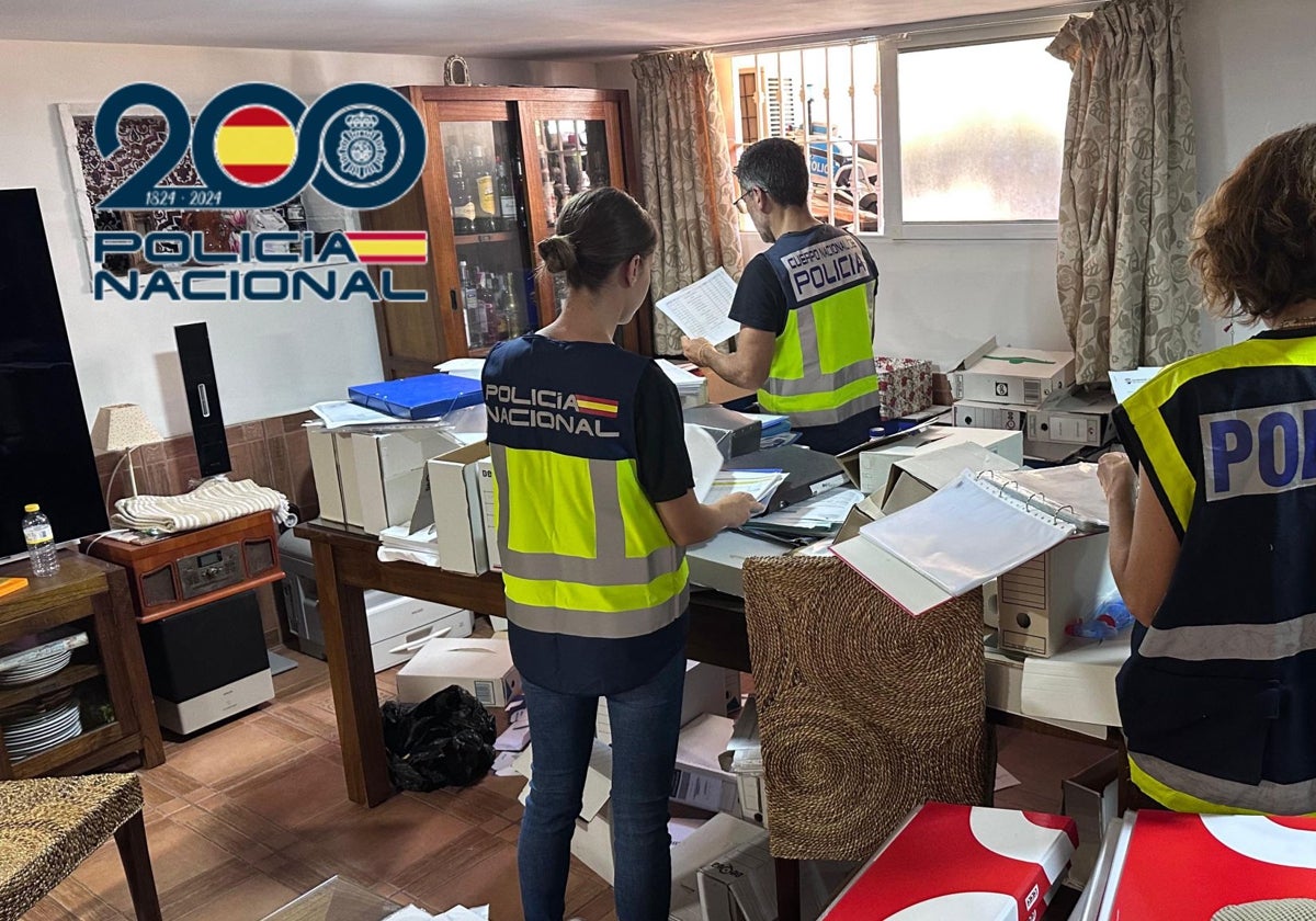 Die Nationalpolizei bei der Durchsuchung des Hauses, im dem Paco festgenommen wurde.