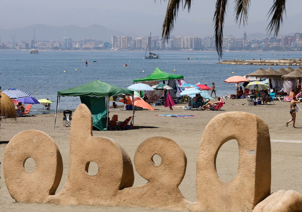Der Strand El Dedo in Málagas Stadteil El Palo.