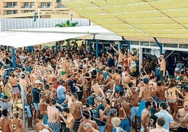 Die rauschenden Partys auf Ibiza gehen von morgens bis nachts.
