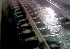 Das Wasser reicht bis zu den Schienen..